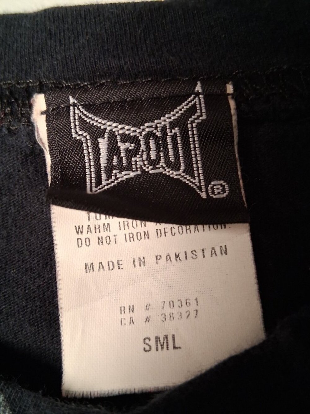 Vintage Y2K Tapout Shirt Women Small Black Barb Wire All Over Print Fighting MMA - Picture 6 of 12